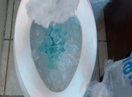 Khử mùi và thông nghẹt bồn cầu bằng đá lạnh