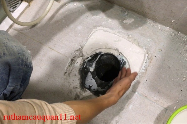 Nguyên nhân tâm bồn cầu bị lệch