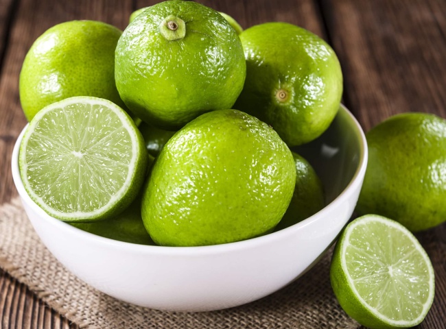 D&ugrave;ng chanh l&agrave;m thơm nh&agrave; vệ sinh