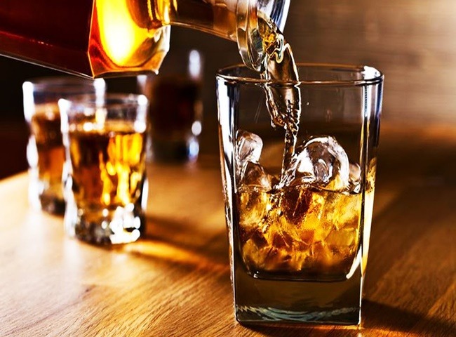 Dùng rượu mạnh làm thơm phòng khách sạn