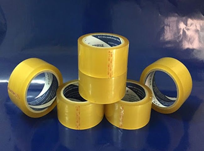 Chuẩn bị thông bồn cầu bằng băng dính