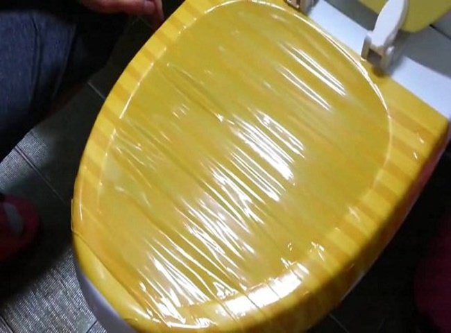 Thông bồn cầu bằng băng dính