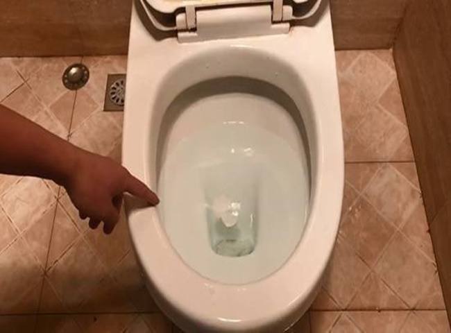 Dấu hiệu bồn cầu xả nước bị trào ngược