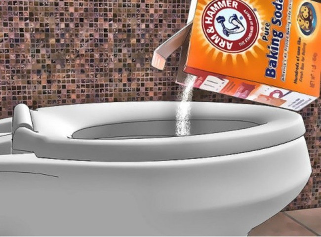 Xử lý bồn cầu xả nước bị trào ngược bằng baking soda
