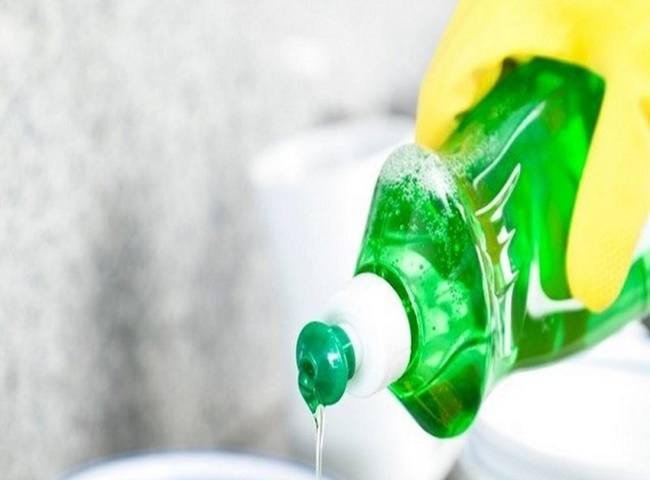 Xử lý bồn cầu xả nước bị trào ngược bằng nước rửa chén