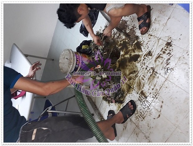 cách xử lý ống thoát sàn có mùi hôi