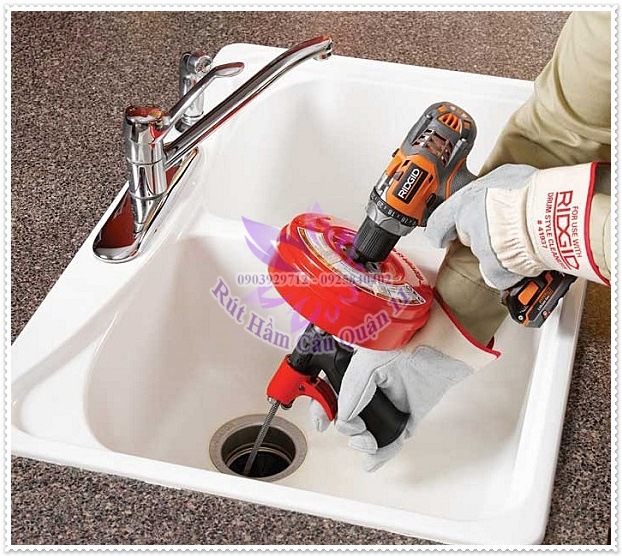 Dụng cụ thông cống nghẹt hiệu quả