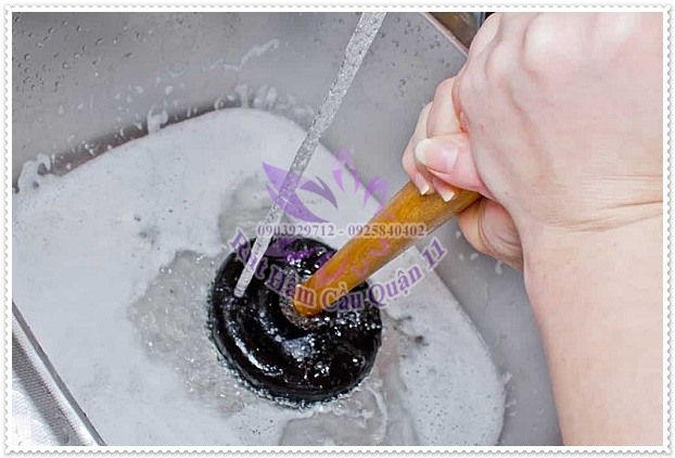 Thông cầu nghẹt bằng kẽm phơi quần áo