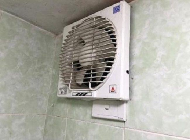 Xử lý ống thoát nước sàn có mùi hôi bằng quạt thông gió
